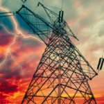 Burza na tle sieci elektrycznej